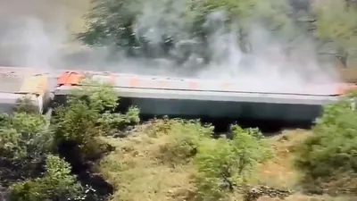 Kimyasal yük taşıyan 35 vagonlu bir tren raydan çıkıp devrildi, ortalık savaş yerine döndü