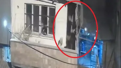 Aralarında husumet olan komşular, balkondan balkona çatıştı!