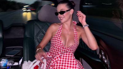 Melis Sezen'i cesur dekolteli tercihi nedeniyle fena ''ti''ye aldılar!