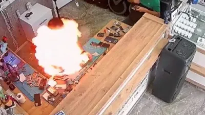 Cep telefonu bataryası bomba gibi patladı, bir kişi alevler içinde kaldı!