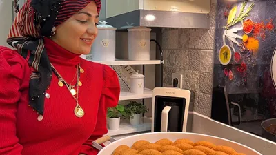 Ekranların ''Semda Chef''i tesettüre veda edip türbanını çıkarınca hakaret yağdırdılar