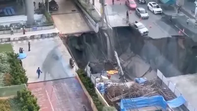 Anayol bir anda çöktü, 50 metrelik dev çukur her şeyi yuttu!