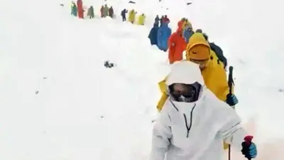 Dünyanın zirvesinde bin kişi mahsur kalmıştı... İlk ölüm haberi geldi!