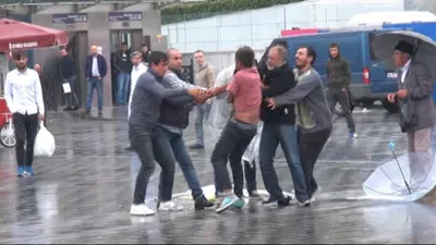 Taksim'de ''şemsiye'' savaşı !