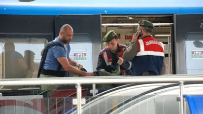 İzmir'de sıcak dakikalar ! Seferler durdu, yolcular tahliye edildi