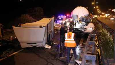 TEM'i kapatan kaza ! İki TIR birbirine girdi