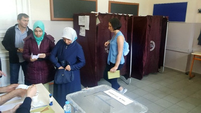 Hülya Avşar'ın kızı sandık başında şaşırttı