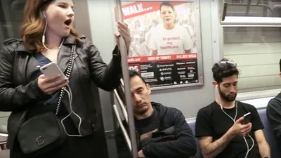 Metroda porno yayınladılar !