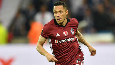 Beşiktaş'ta Adriano'dan kötü haber !