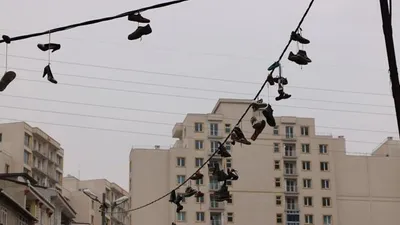 Elektrik tellerindeki ayakkabıları gören önce anlamadı ama...