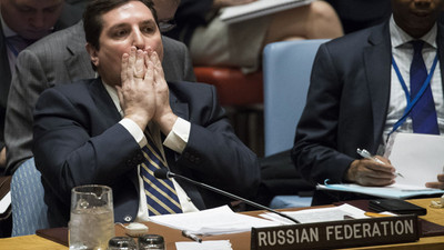 Rus temsilci koşarak salonu terk etti