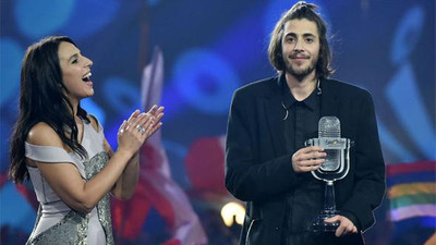Eurovision 2017'de skandal olay ! Bir anda sahneye fırladı ve...