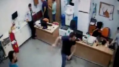 Hastanede baltalı dehşet kamerada !