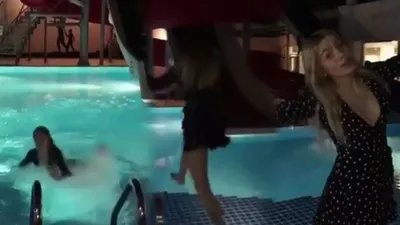 Aleyna Tilki kıyafetleriyle havuza atladı