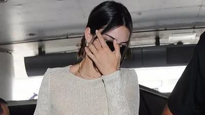 Kendall Jenner sütyensiz çıktı...