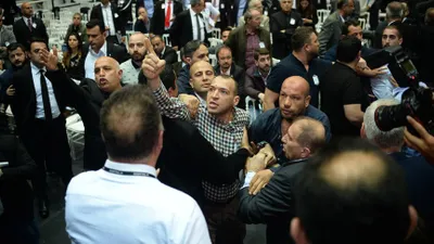 Beşiktaş Genel Kurul'unda ortalık karıştı !