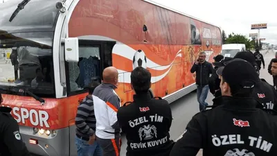 Takım otobüsüne taşlı saldırı