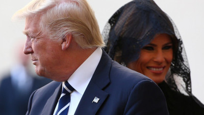 Melania Trump Suudi Arabistan'da örtmediği saçlarını Vatikan'da örttü