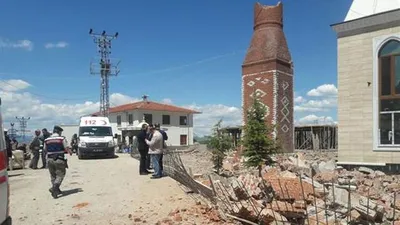 Yıkmaya çalışıyordu... Altında kaldı !