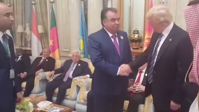 Trump bu kez kolunu kaptırdı