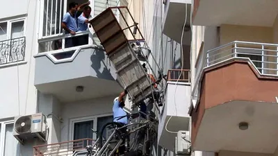 Halat koptu işçiler mahsur kaldı