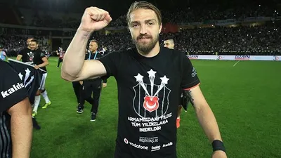 Caner Erkin, 3 yıl daha Beşiktaş'ta