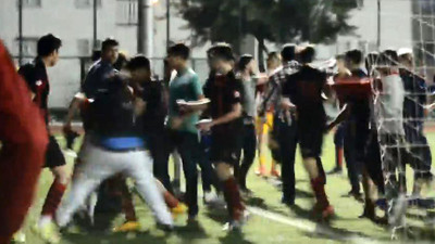 Mersin’de maç bitti, saha karıştı !