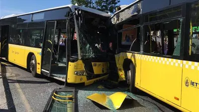 İki metrobüs kafa kafaya çarpıştı