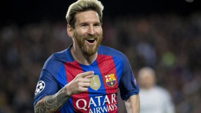 Lionel Messi imzayı atıyor