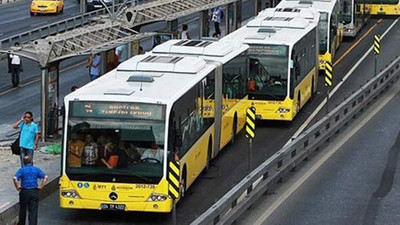 Metrobüs durağında kaza