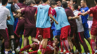 Ortalık karıştı ! Yıldız oyuncu eziliyordu...