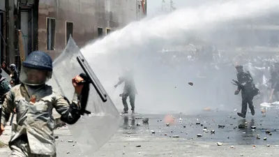 Afgan göstericilere ateş açıldı
