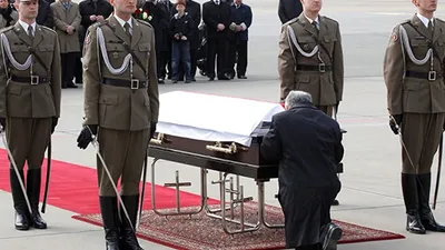 Eski Cumhurbaşkanı'nın mezarından başkaları çıktı !