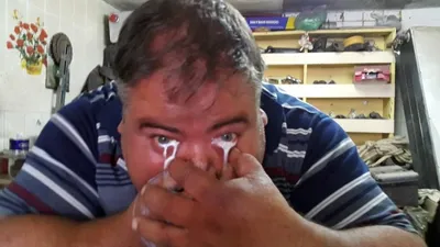 Burnundan aldığı sütü gözünden fışkırtıyor