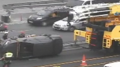 E-5'te feci kaza ! Metrobüs yoluna daldı