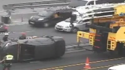 E-5'te feci kaza ! Metrobüs yoluna daldı