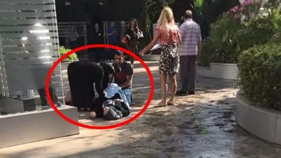 Hastaneye alınmadı kapıda doğurdu !
