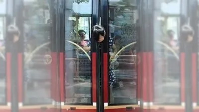 Yolcu otobüsünde korkunç görüntü ! Kafası böyle sıkıştı...