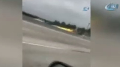 Uçağın otobana düşüş anı kamerada