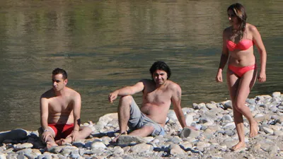 Çatışmaların gölgesinde plaj keyfi