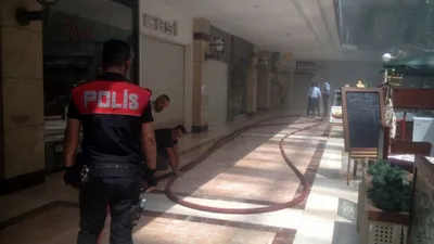 AVM'de büyük yangın ! Tahliye edildi