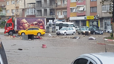 Birkaç dakika yetti ! Sağanak yağış yolları göle çevirdi