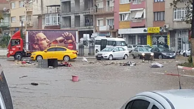 Birkaç dakika yetti ! Sağanak yağış yolları göle çevirdi