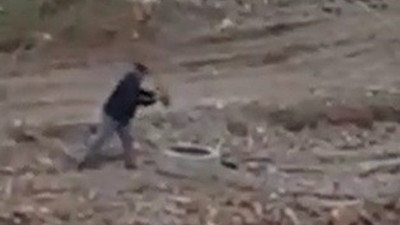Pes dedirten görüntü ! Rögarı taşla doldurdu 