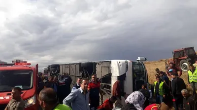 Turistleri taşıyan otobüs devrildi: Ölü ve yaralılar var
