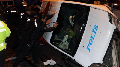 Ankara'da feci kaza ! Minibüsün çarptığı polis aracı takla attı
