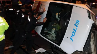 Ankara'da feci kaza ! Minibüsün çarptığı polis aracı takla attı