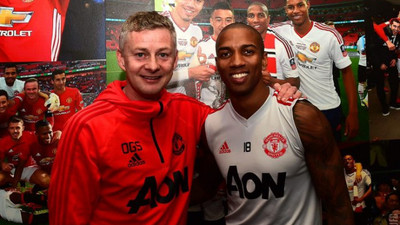 Manchester United Ashley Young'ın sözleşmesini 1 yıl uzattı