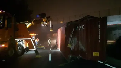 Bakırköy'de pes dedirten kaza ! TIR üst geçide çarptı