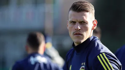 Fenerbahçe Skrtel'e şu anda kazandığının yarısı teklif etti